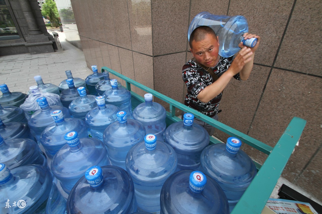送桶装水小哥一个月挣多少钱,送桶装水一瓶可赚多少钱