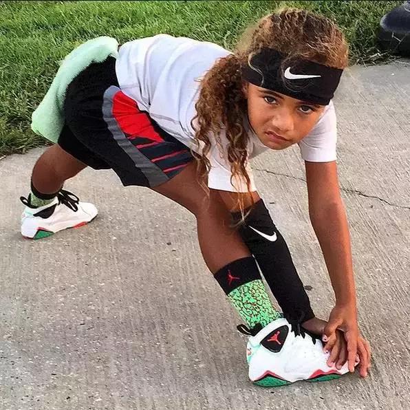 小女孩拥有第一双漂亮鞋子,七岁女孩球鞋