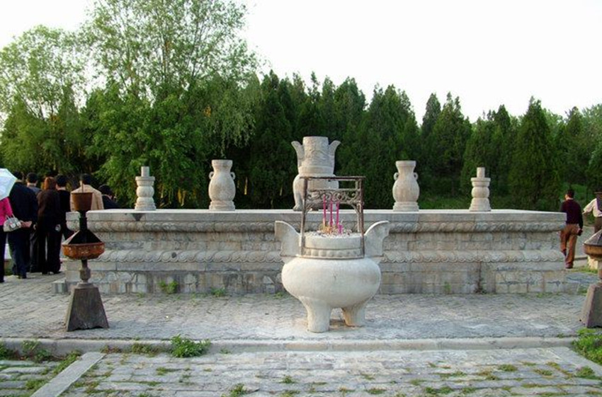 为了一块风水宝地，竟然把自己的祖先葬在了水里，就怕泄了王气