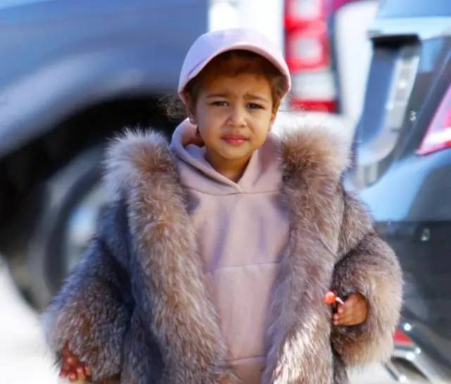 「怎么把你爸的帽子带出来了？真土」说这话的人才是真土鳖