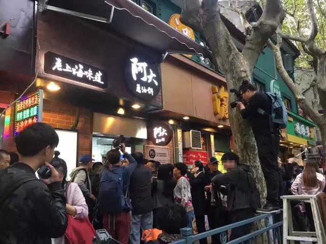 这年头店门口不站点黄牛，好意思说自己是网红？