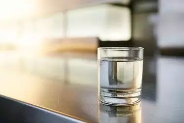 晚上烧的隔夜水第二天早上能喝吗,你知道隔夜水为什么不能喝吗