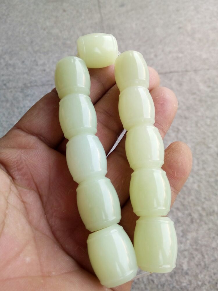 岫岩玉河磨和山料的区别,岫岩河磨玉属于和田玉吗