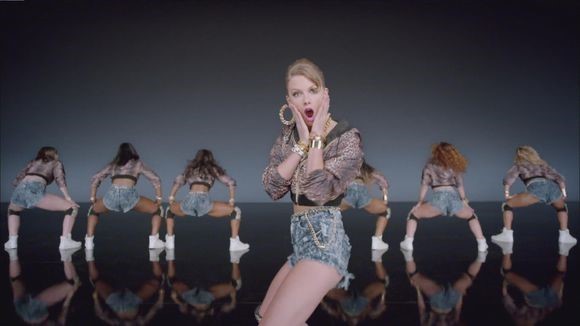 taylorswift霉霉看篮球,taylorswift霉霉紫色裙子