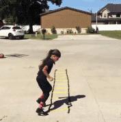 小女孩拥有第一双漂亮鞋子,七岁女孩球鞋