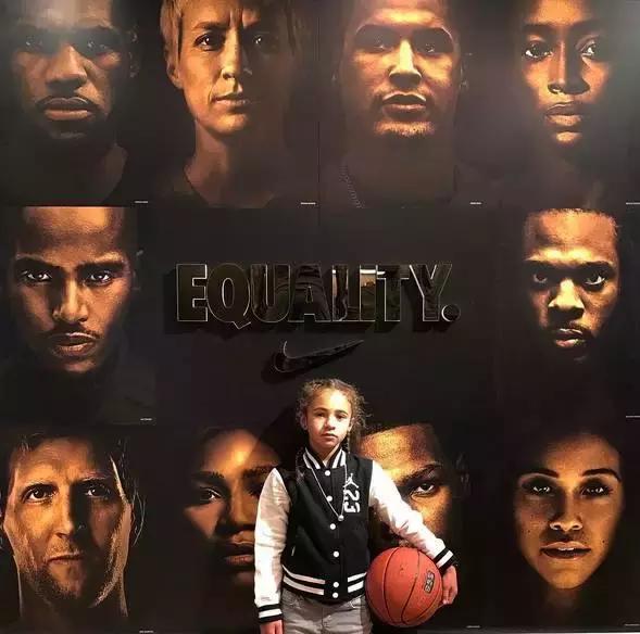 小女孩拥有第一双漂亮鞋子,七岁女孩球鞋