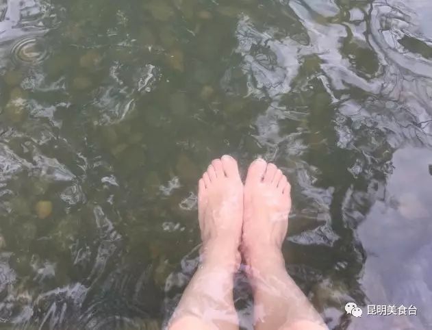 云南最神秘的六个野温泉，峡谷弥漫雾气小鱼咬脚，车底盘常常被刮