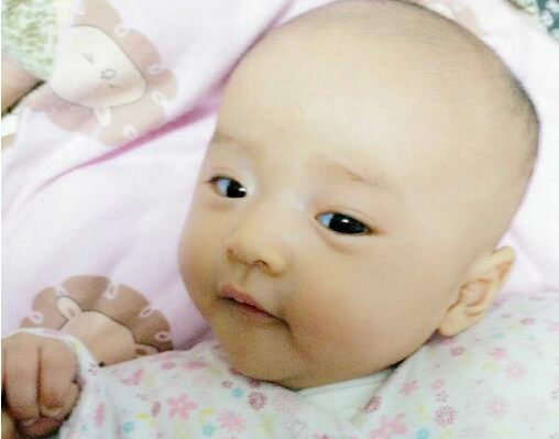 宝宝的拇指内扣怎么回事,宝宝三个半月大拇指内扣怎么办