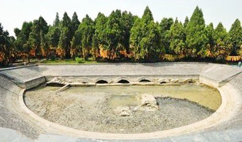 为了一块风水宝地，竟然把自己的祖先葬在了水里，就怕泄了王气