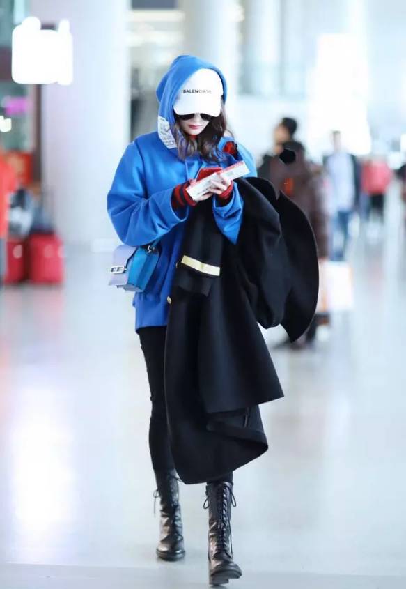 「怎么把你爸的帽子带出来了？真土」说这话的人才是真土鳖