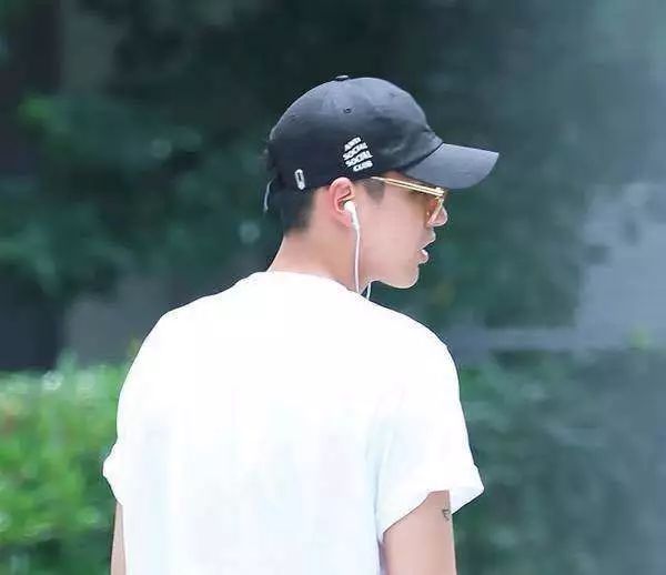 「怎么把你爸的帽子带出来了？真土」说这话的人才是真土鳖