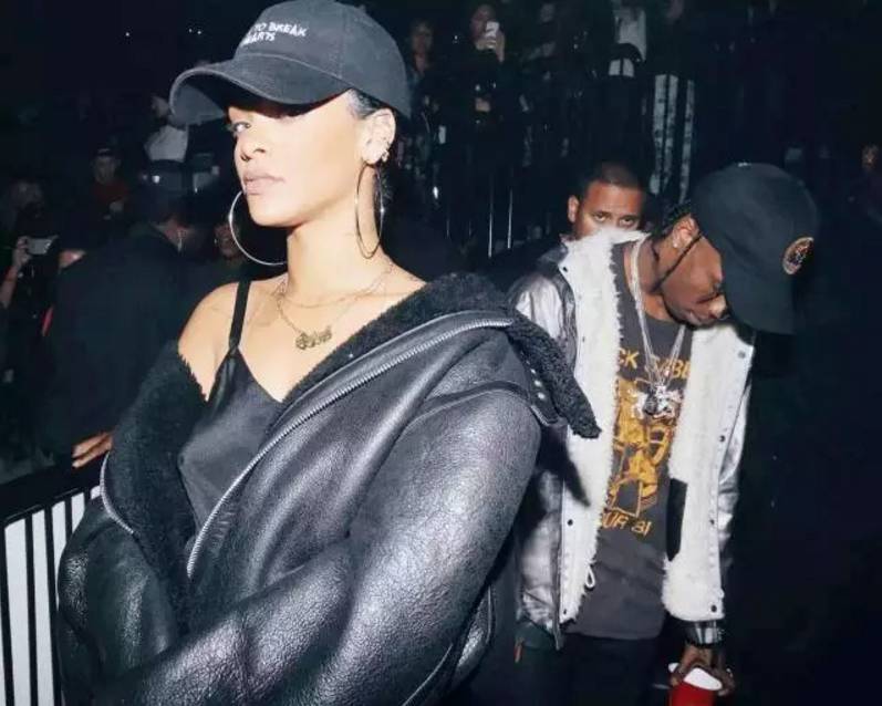 「怎么把你爸的帽子带出来了？真土」说这话的人才是真土鳖