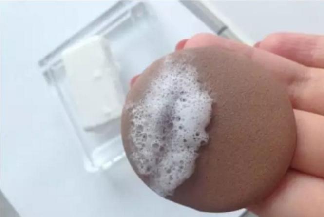 为什么抹完粉底不如不抹好看,为何你的底妆总卡粉