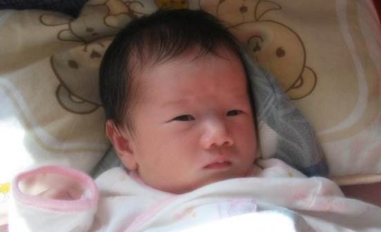 宝宝脐带刚掉脐窝是怎样的,一个多月婴儿脐带有黄水