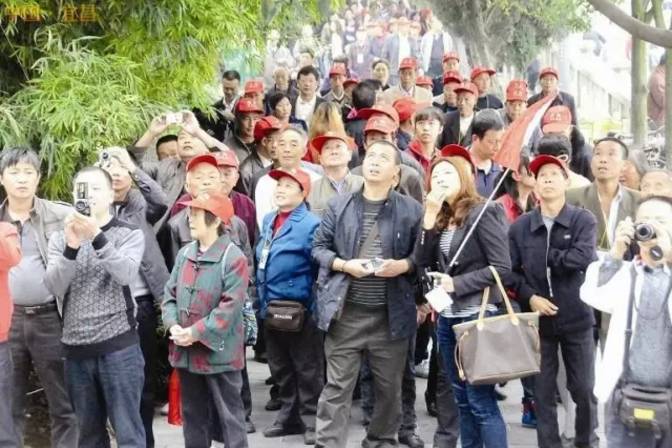 「怎么把你爸的帽子带出来了？真土」说这话的人才是真土鳖