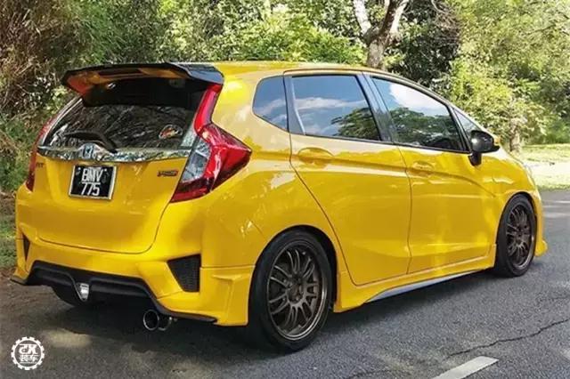 本田飞度红色改侧裙,2021款本田飞度改装大包围