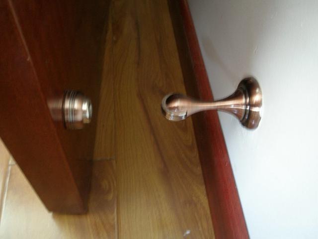 家里门吸坏了,房间门门吸装上面好吗