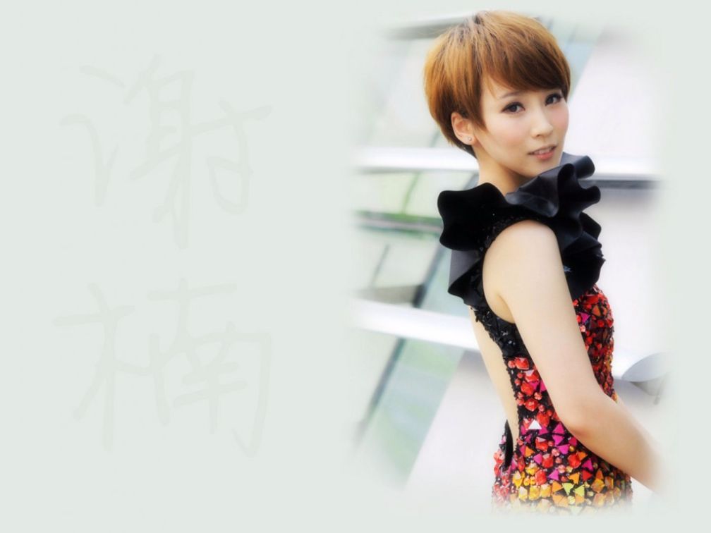 谢楠穿婚纱出场,谢楠和谢楠同框