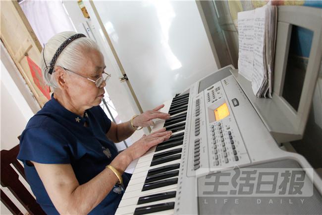 济南七旬奶奶义务扫楼20年，爱练字还自学了电子琴