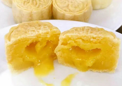 省下的不只机票，香港半岛酒家金沙流心奶黄月饼，看着就流口水！