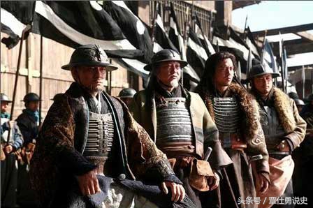 黄忠其实比关公年轻得多,关公对黄忠