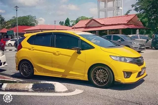 本田飞度红色改侧裙,2021款本田飞度改装大包围