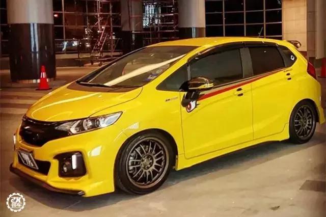 本田飞度红色改侧裙,2021款本田飞度改装大包围