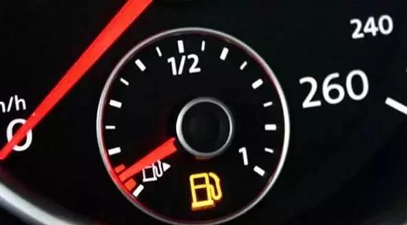 加满油为什么还能加,73升的油箱为什么加50多升就满了