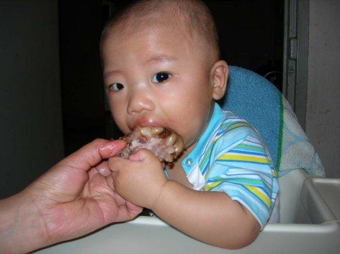 宝宝一次吃了8粒鱼肝油会中毒吗,小孩误吃鱼肝油洗胃后还要住院吗