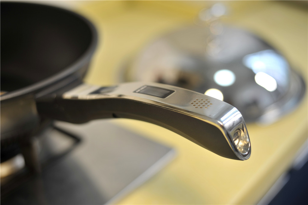 不会烧菜怎么办?这个智能锅比单看菜谱靠谱得多