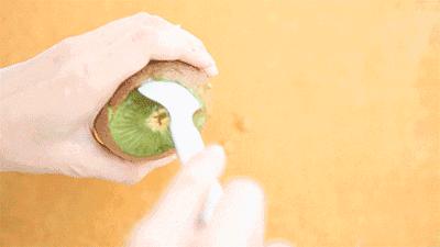 猕猴桃如何快速去皮去核,猕猴桃不粘手切法