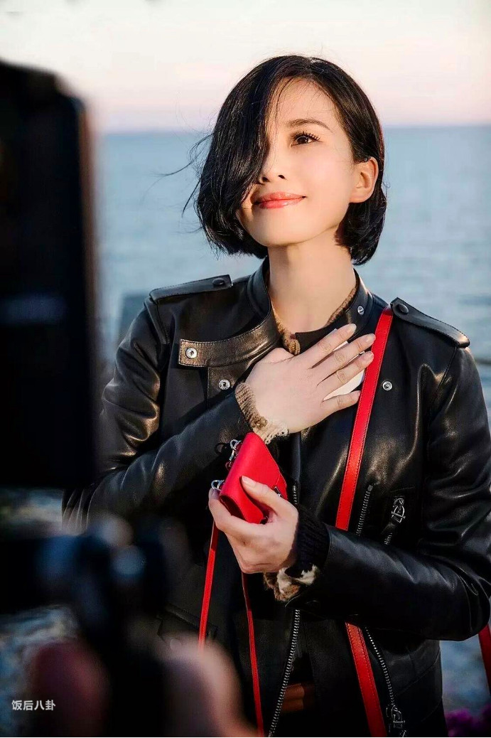 杨幂成轻奢品牌全球代言人，80后小花的代言战争硝烟四起