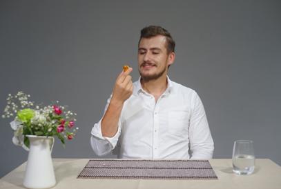 请100个老外吃中国美食,一群老外试吃中国美食