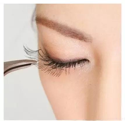 怎样让小婴儿的睫毛长得又长又密,剪眼睫毛可以让睫毛长得更长更密