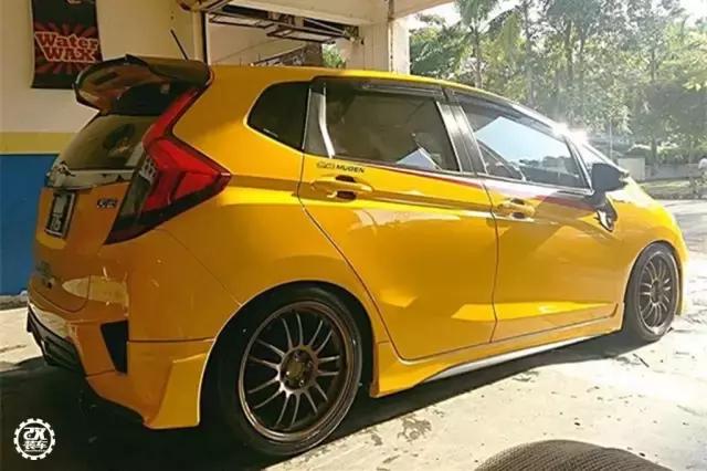 本田飞度红色改侧裙,2021款本田飞度改装大包围