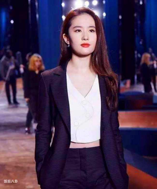 杨幂成轻奢品牌全球代言人，80后小花的代言战争硝烟四起