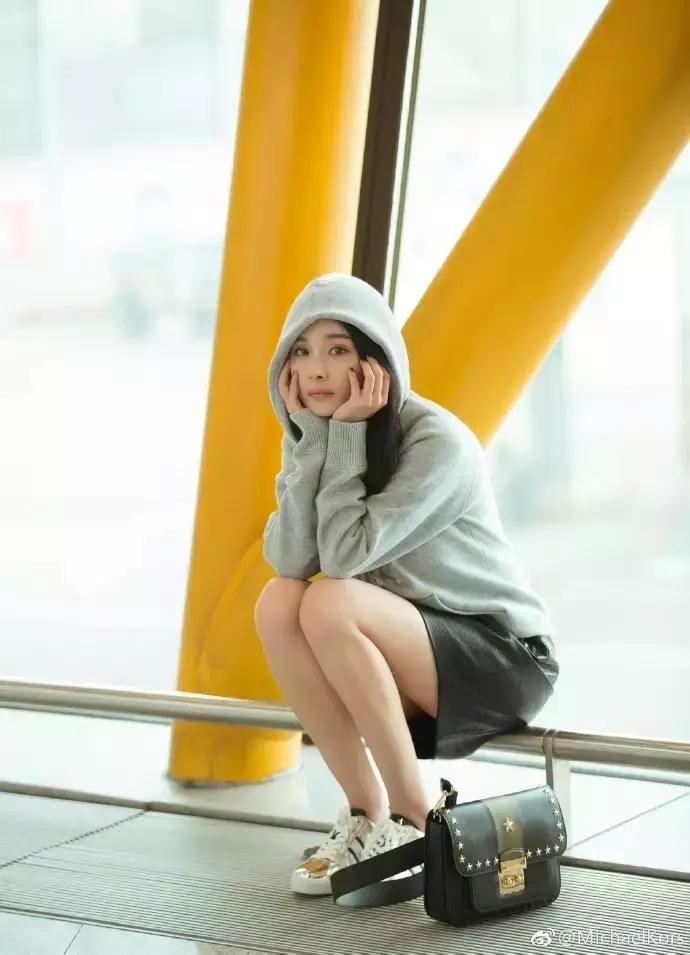 杨幂穿的gucci的格纹外套,杨幂celine上衣