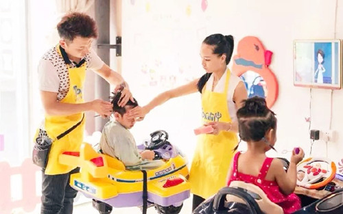 孩子剪完头发背后起疹子,小孩剪完头发后全身长红疹