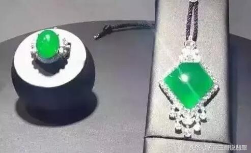 最牛赌石一夜暴富130万,赌石现场一刀赚18个亿帝王绿