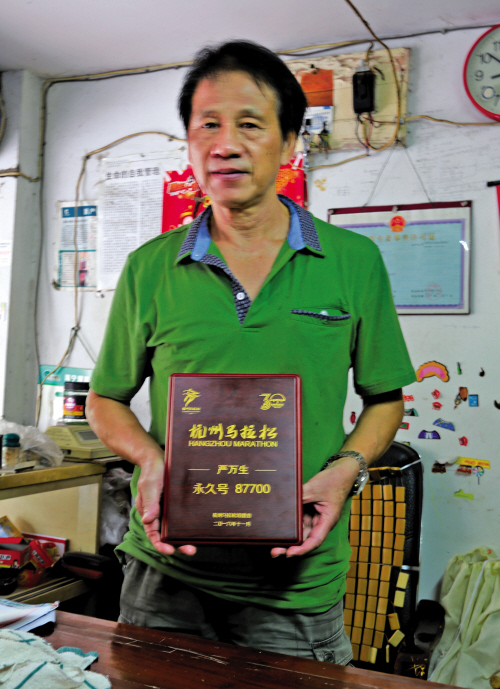 70岁老人坚持跑马拉松16年,这位70岁大爷连续跑步52年