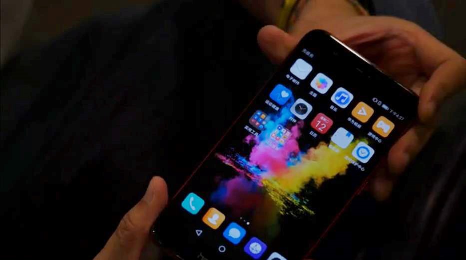 手机不小心被坐弯了怎么修,手机被坐弯了可以继续用吗