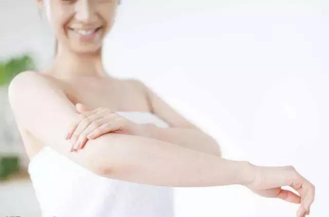 你看上去有点背驼，其实是手臂粗