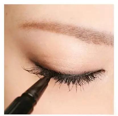 怎样让小婴儿的睫毛长得又长又密,剪眼睫毛可以让睫毛长得更长更密