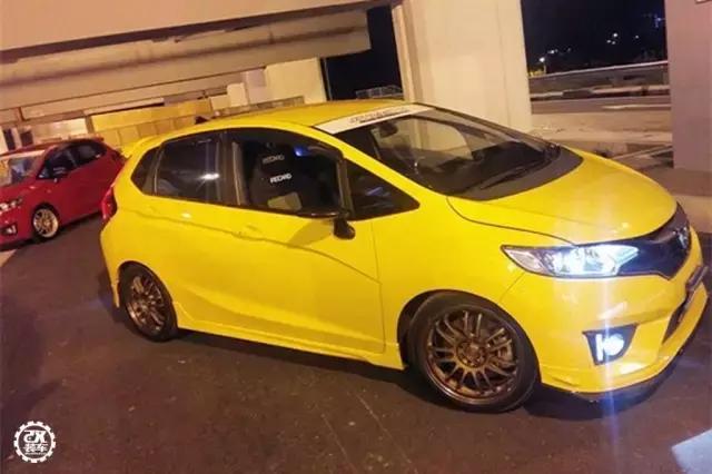 本田飞度红色改侧裙,2021款本田飞度改装大包围