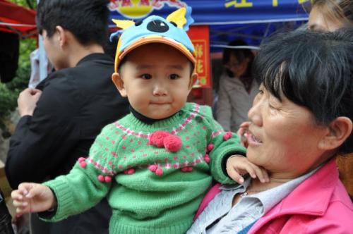 宝宝一次吃了8粒鱼肝油会中毒吗,小孩误吃鱼肝油洗胃后还要住院吗