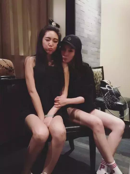 杨幂穿的gucci的格纹外套,杨幂celine上衣