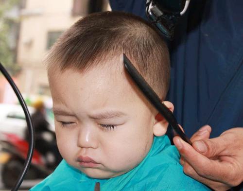 孩子剪完头发背后起疹子,小孩剪完头发后全身长红疹