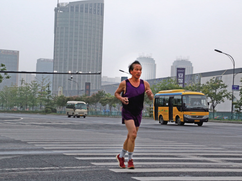70岁老人坚持跑马拉松16年,这位70岁大爷连续跑步52年