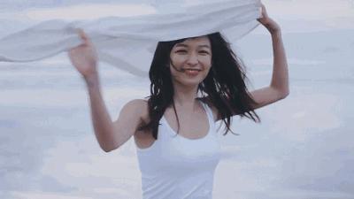 你看上去有点背驼，其实是手臂粗