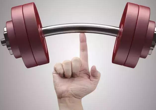 你看上去有点背驼，其实是手臂粗